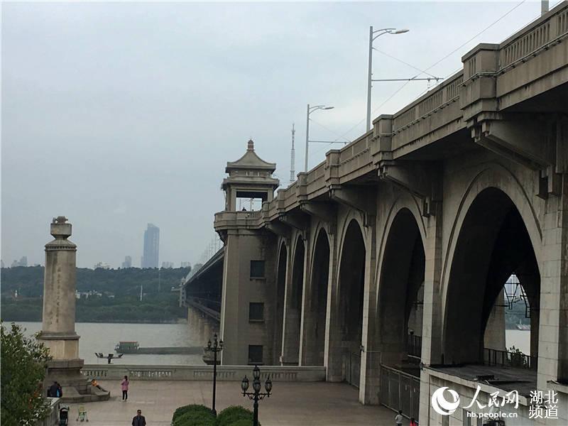 Wuhan Yangtze River Bridge reaches 60th anniversary(1/5)