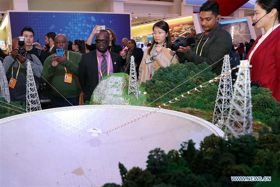 Foreign journalists visit exhibition on China's achievements(1/5)