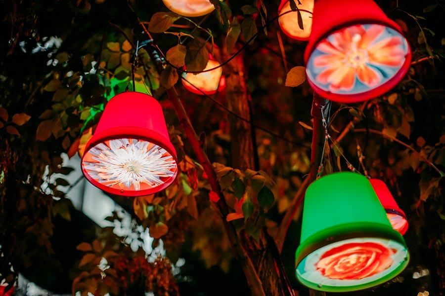 Art works by light artists and art teams from across the world have turned Beijing\'s Sanlitun area, the city\'s iconic fashion hub, into a luminous world with an ongoing light festival. (Photo provided to China Daily)