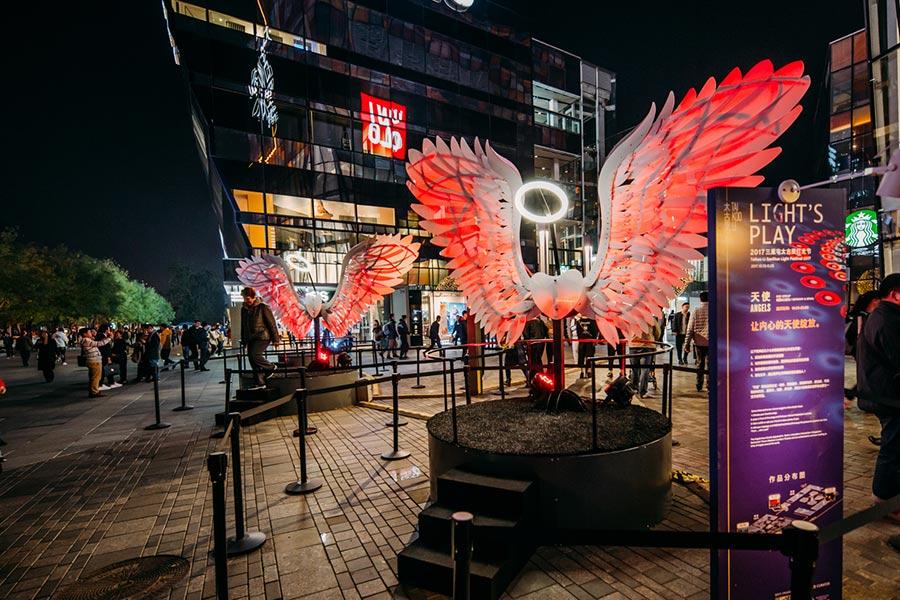 Art works by light artists and art teams from across the world have turned Beijing\'s Sanlitun area, the city\'s iconic fashion hub, into a luminous world with an ongoing light festival. (Photo provided to China Daily)