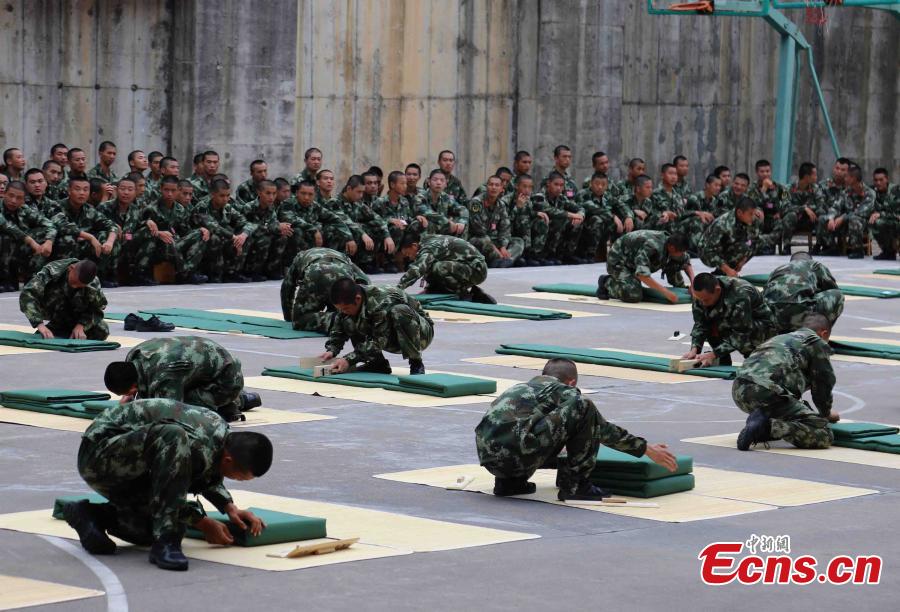Armed police recruits in quilt folding competition(1/5)