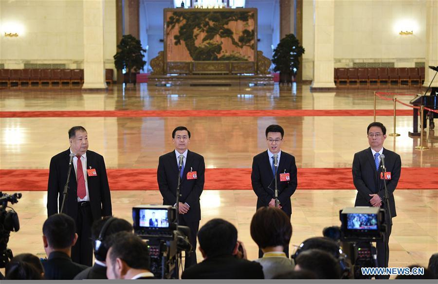Delegates to 19th CPC National Congress receive interview(1/5)