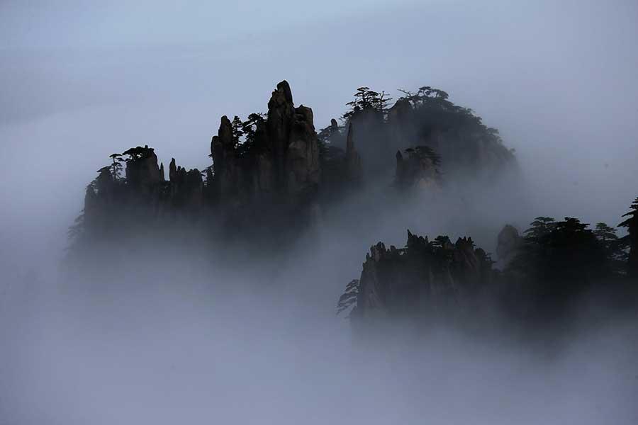 Mist shrouds Mount Huangshan in Anhui(1/5)