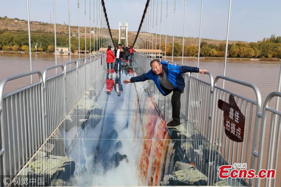 China's first 3D glass bridge across the Yellow River(1/4)