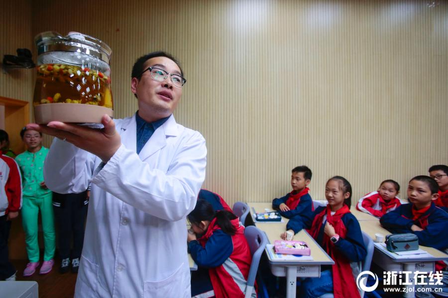 Hangzhou primary school opens traditional Chinese medicine course(1/3)