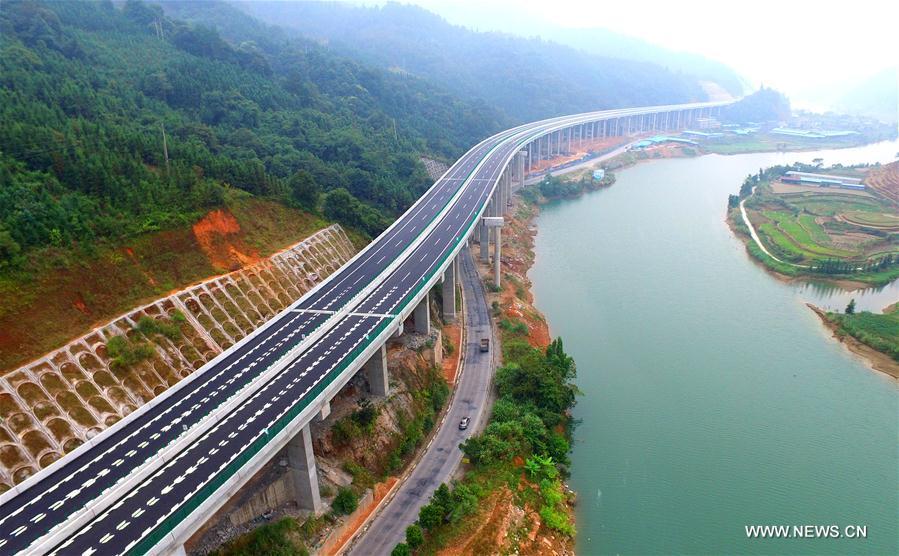 Guilin-Sanjiang highway put into operation(1/5)