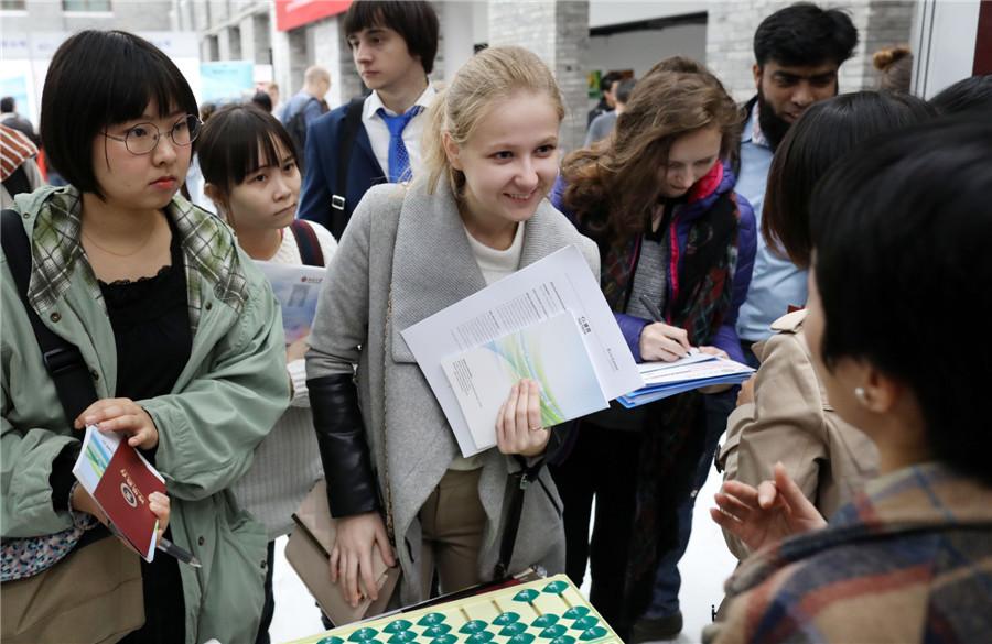 Fourth career fair for international students kicks off in Beijing(1/5)