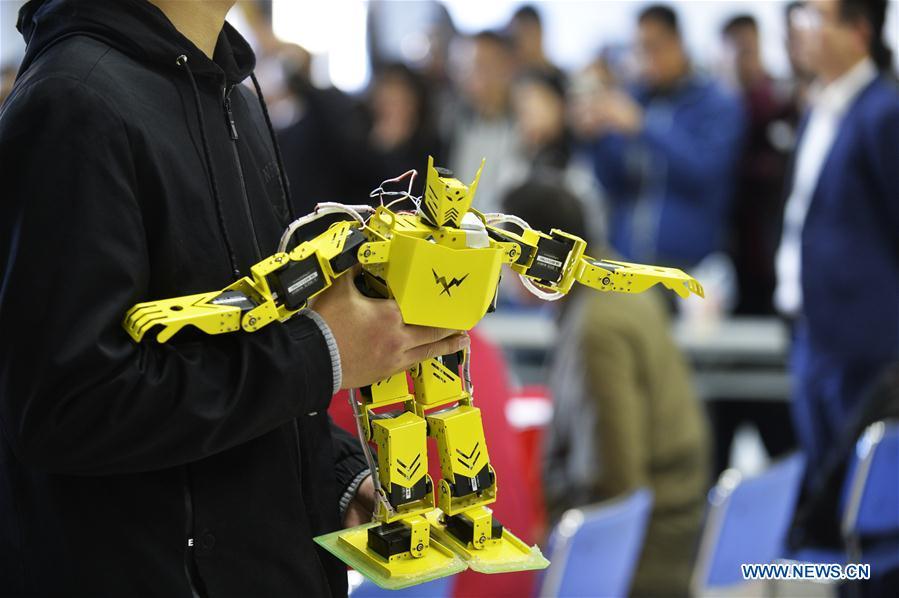 Robot competition among universities held in Tianjin(1/4)