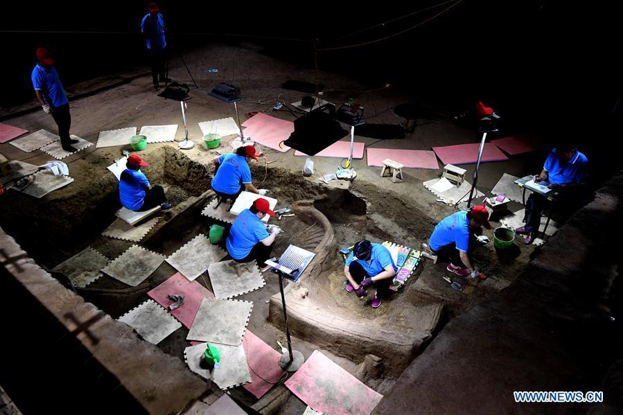 Archaeologists excavate ancient horses and chariots in C China(1/4)