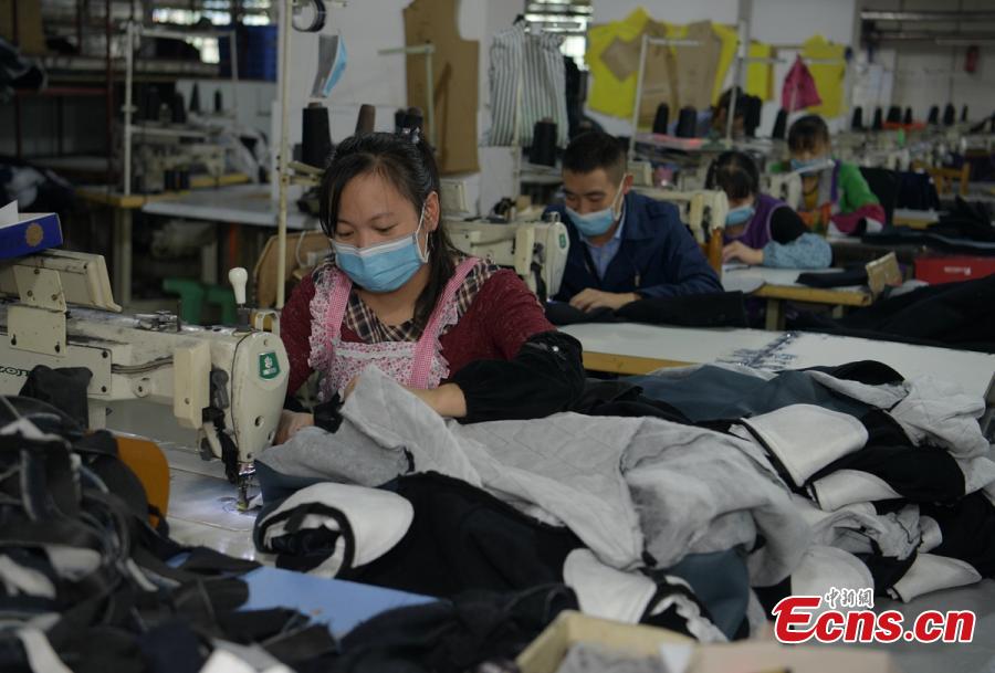 Taobao village prepares for 'battle' before online shopping festival(1/7)