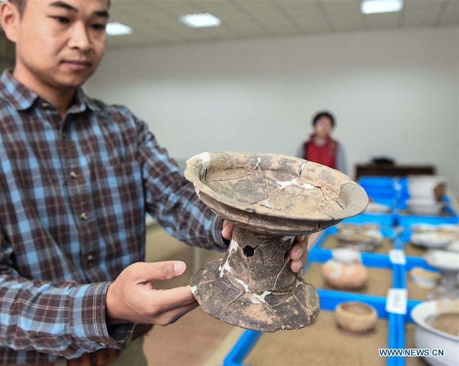 Archaeologists discover cave-dwelling agrarian society(1/8)
