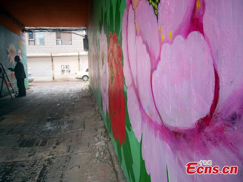 Flyposting-covered walls get new look with man's paintings(1/7)