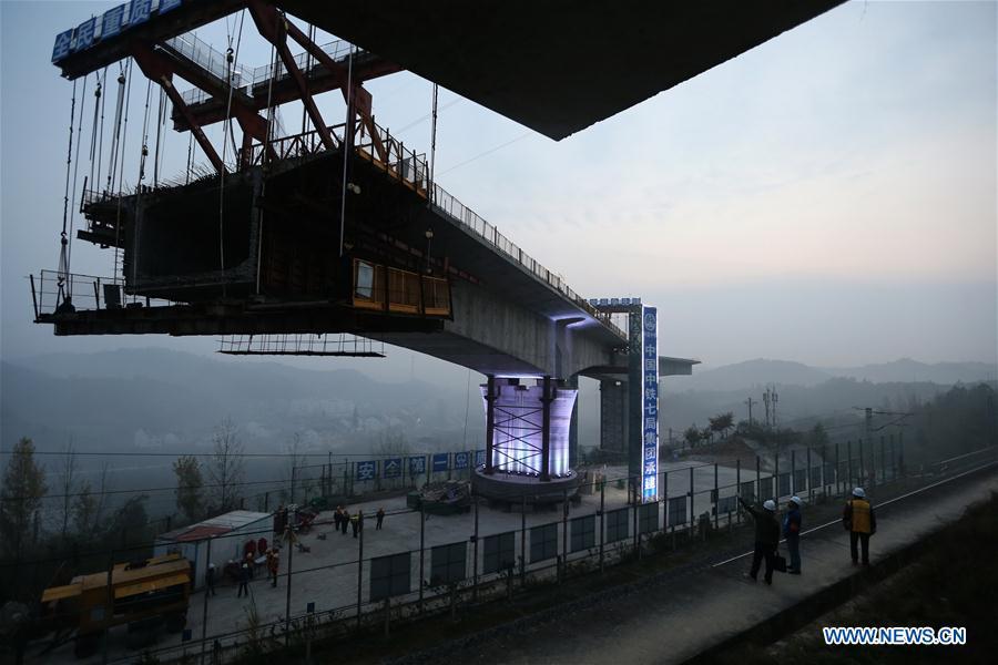 Three continuous beams of Wuhan-Shiyan high-speed rail connected(1/5)