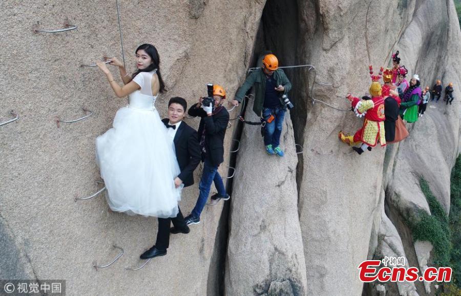 Wedding photo on cliff face in central China(1/4)