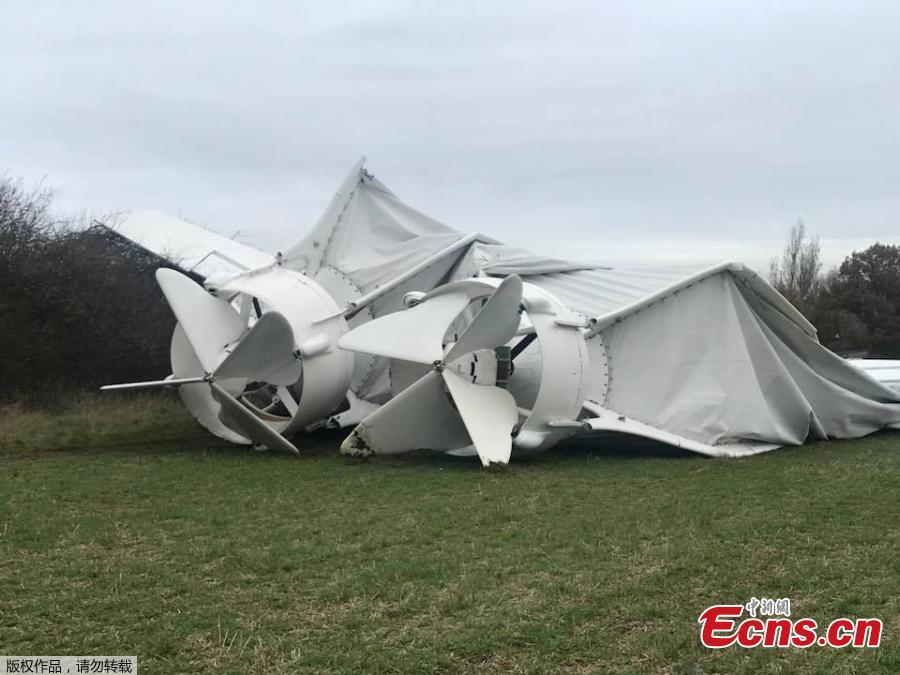 Airlander 10 'breaks in two' and collapses at UK airfield(1/3)