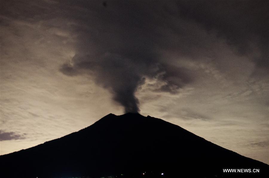 Mount Agung volcano erupts in Bali(1/2)