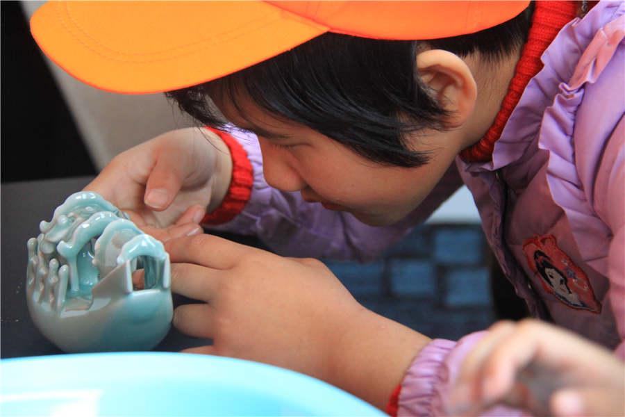 Visually-impaired students touch history with their senses(1/10)