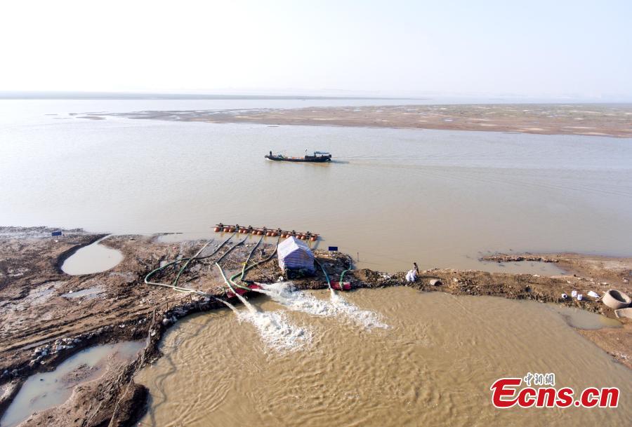 Poyang Lake, China's largest freshwater lake, enters dry season in East China's Jiangxi province on Nov 23, 2017. The downsizing of the lake started later than previous years due to the heavy rain on the upper stream region. (Photo:China News Service/Fu Jianbin)