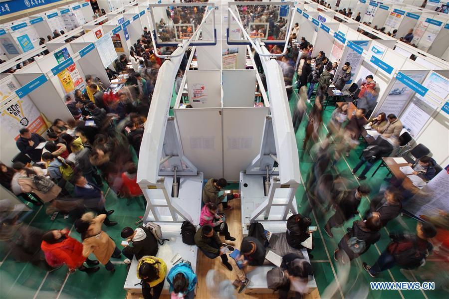 Over 5,000 graduates seen at job fair in N China's Tianjin(1/4)