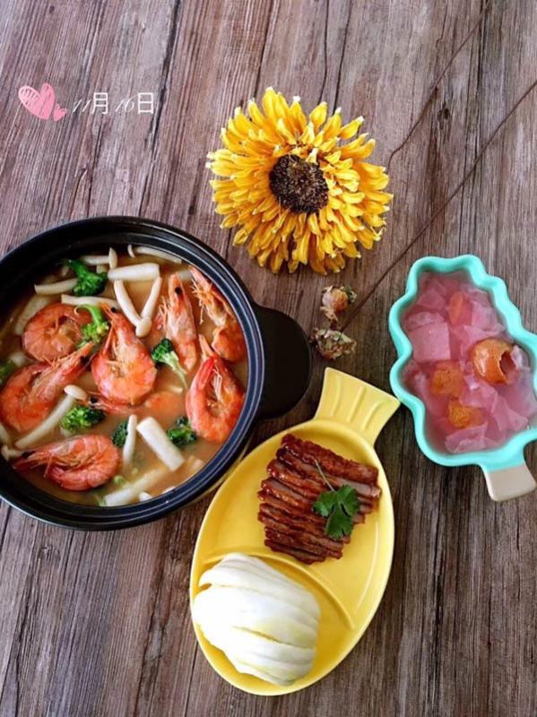 Mother prepares special breakfasts for daughter(1/9)