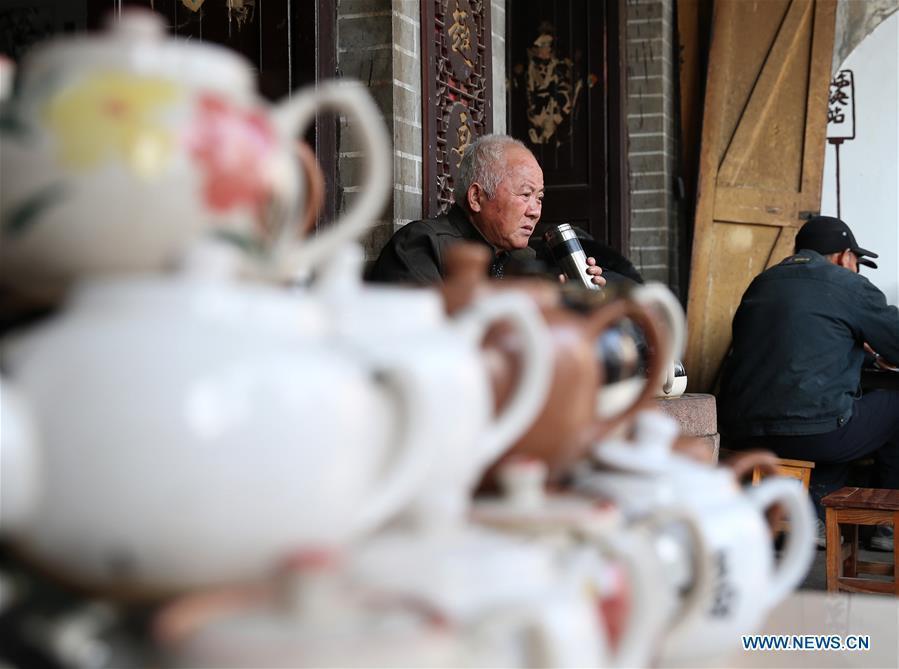 People enjoy leisure time at teahouse in Anhui(1/10)