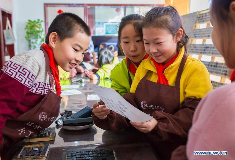 Pupils learn movable-type printing in Inner Mongolia(1/6)