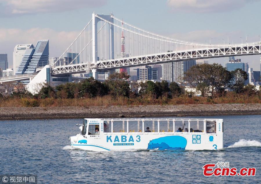 New amphibious bus tour launched in Tokyo Bay(1/3)