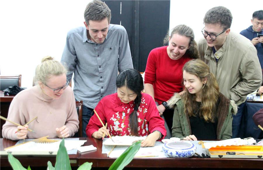 Foreigners experience Chinese fan art in Suzhou(1/8)