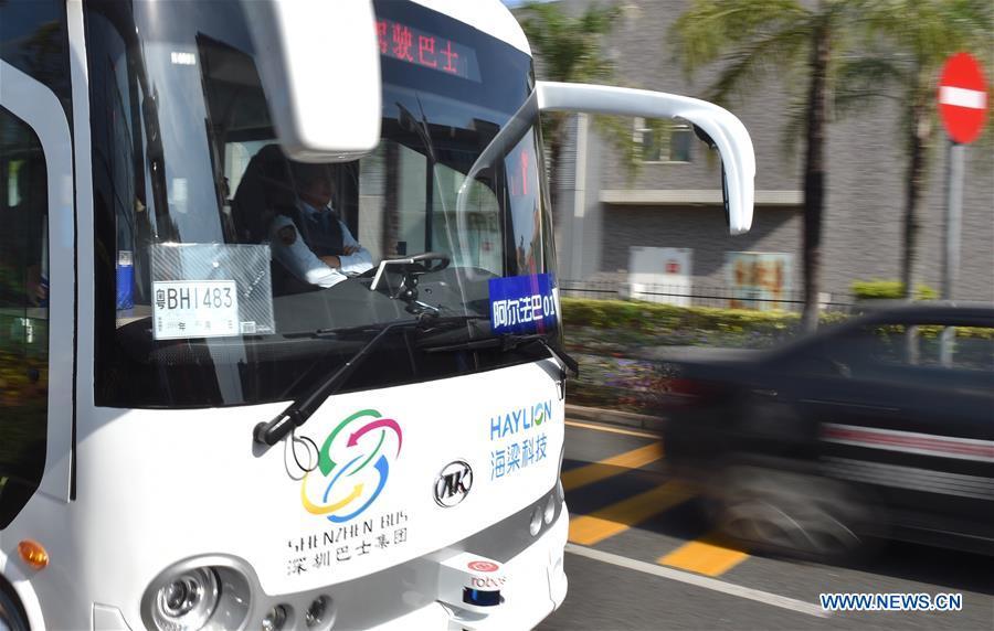 Self-driving buses begin trial operation in Shenzhen (1/6)