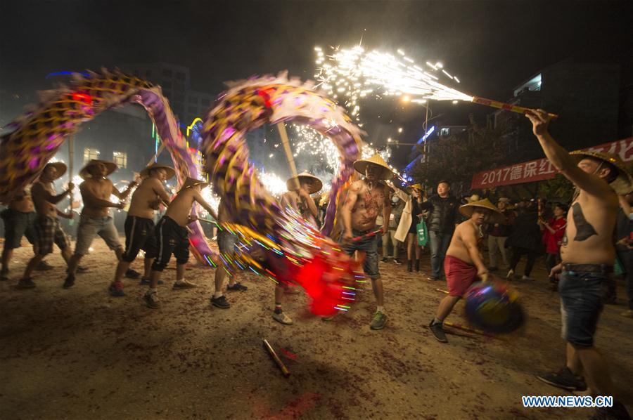 Fire dragon dance lights up SW China sky(1/5)