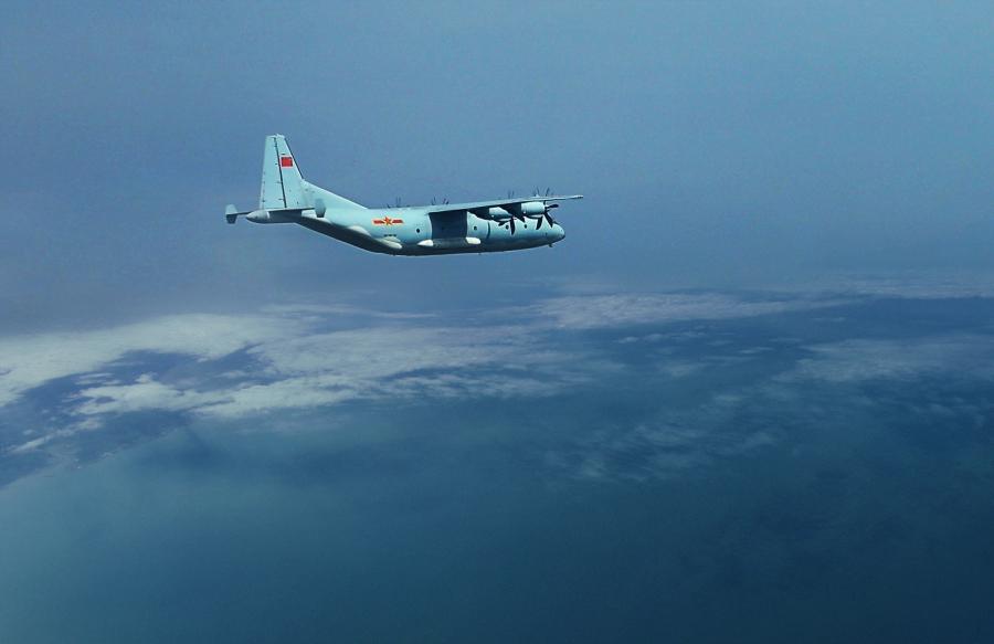 Y-9 transport aircraft in long-distance flight training(1/7)