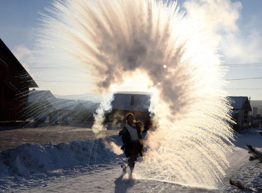 Winter in northernmost China - so cold, even hot water freezes fast(1/5)