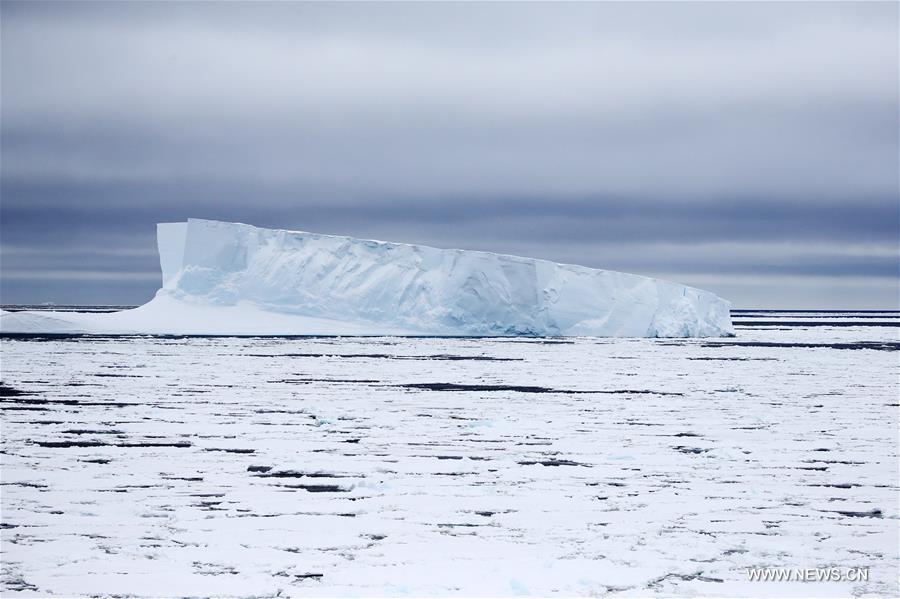 Xuelong enters Antarctic Circle to start 34th expedition(1/4)