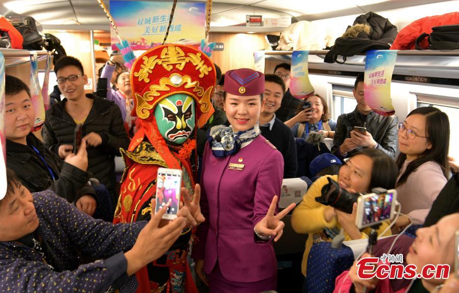 Face changing art staged on Xi'an-Chengdu high-speed train(1/1)