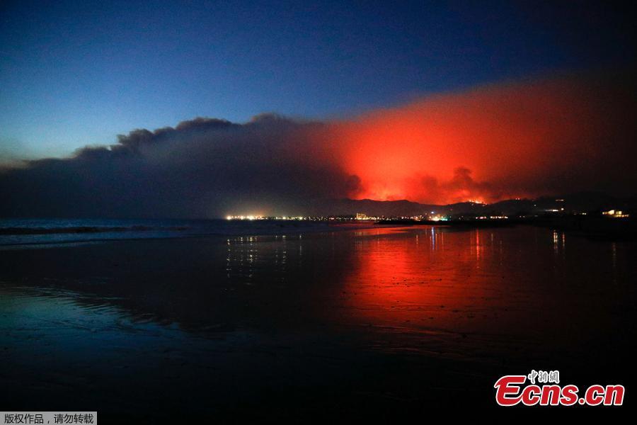 Raging California wildfires force thousands to flee(1/9)