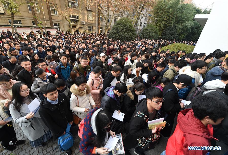 Over 1.1 mln people sit China's civil servant exam(1/6)