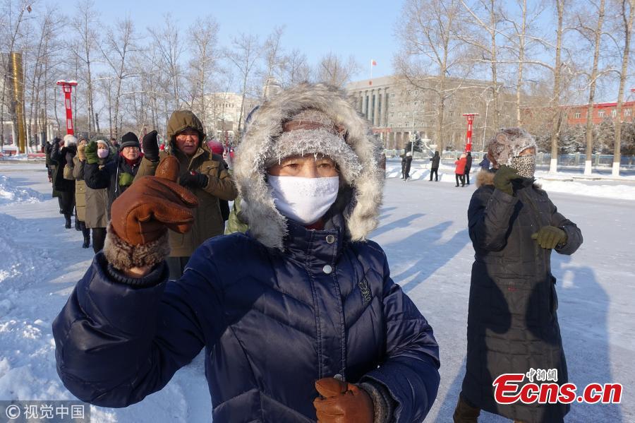 Square dancers brave the cold in N China city(1/3)