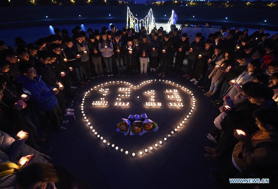 College students light candles in commemoration of Nanjing Massacre victims(1/8)