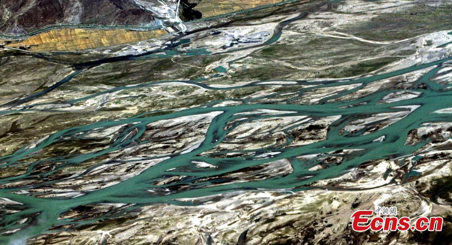 Aerial view of Yarlung Tsangpo River in Tibet(1/10)