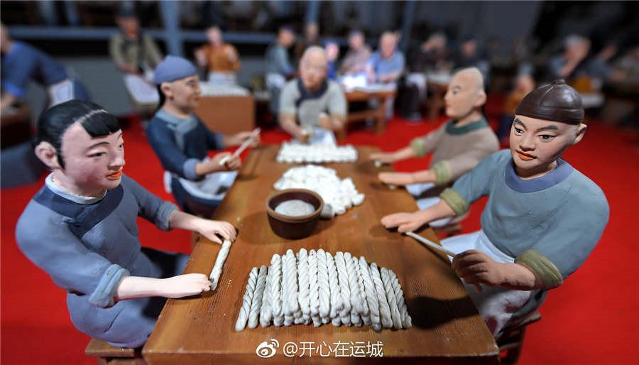 Artist in Shanxi creates vivid scene of fried dough twist making(1/9)