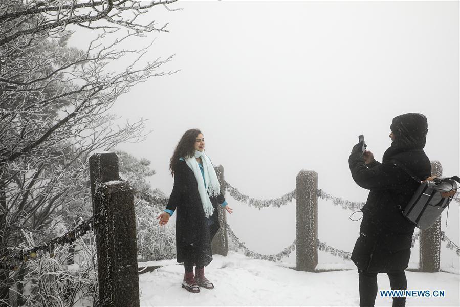 Huangshan Mountain sees this winter's first snowfall(1/3)
