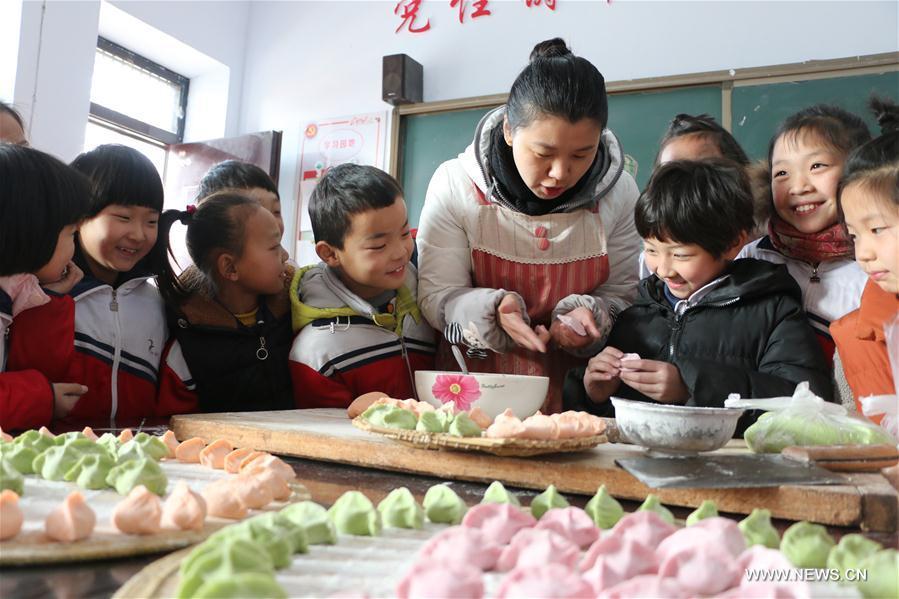 People make dumplings to celebrate Winter Solstice festival(1/7)