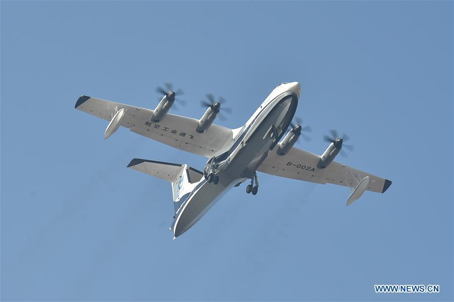 China's first domestic large amphibious aircraft makes maiden flight(1/14)
