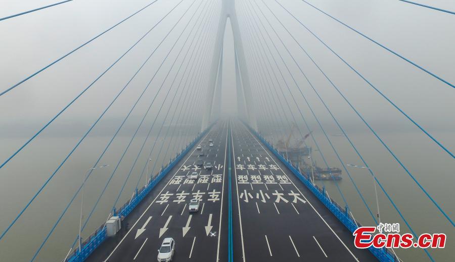 Widest Yangtze River bridge opens in Wuhan (1/2)