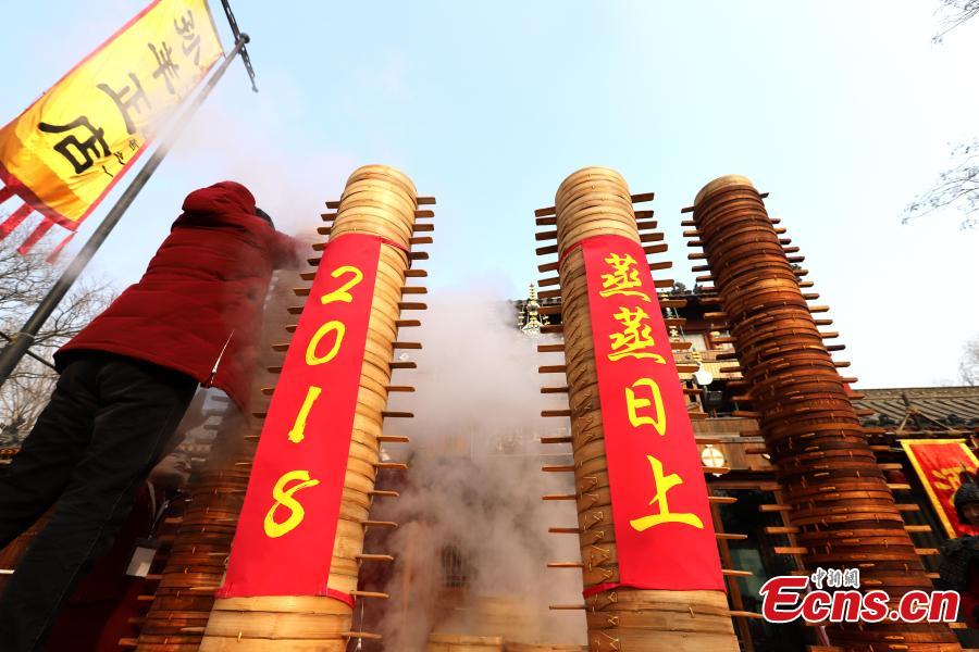 Theme park offers 2,018 steamers of buns free to visitors(1/5)
