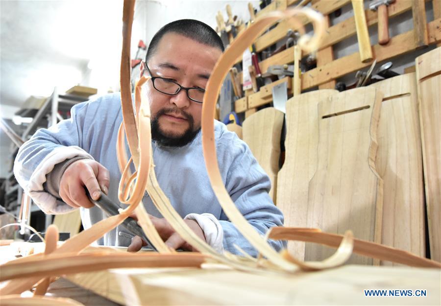 Inheritor of intangible cultural heritage Chinese zither(1/6)