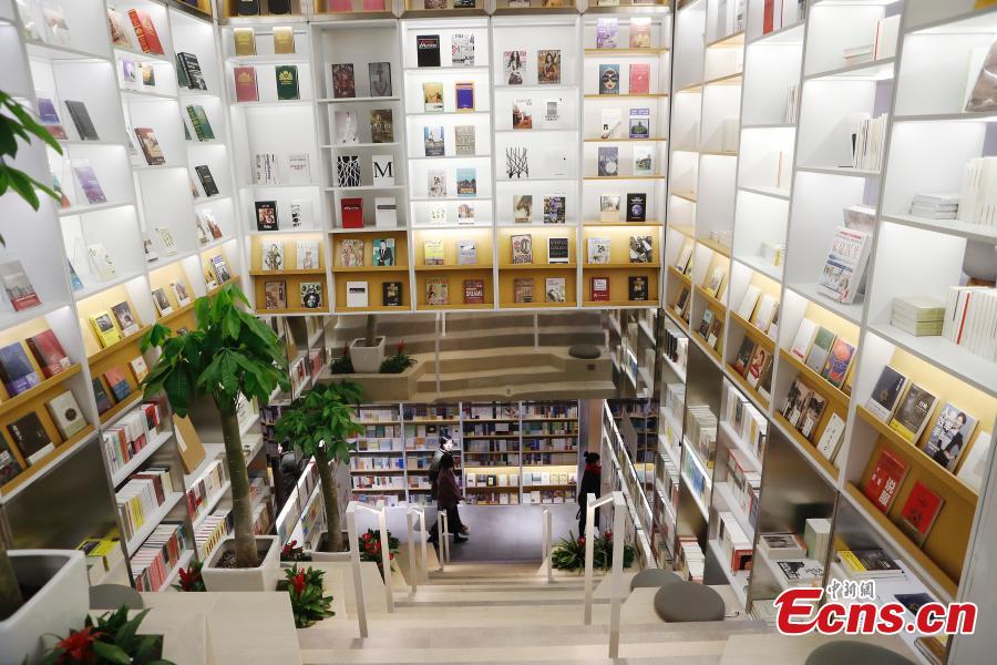 Shanghai opens first late-night bookstore (1/4)