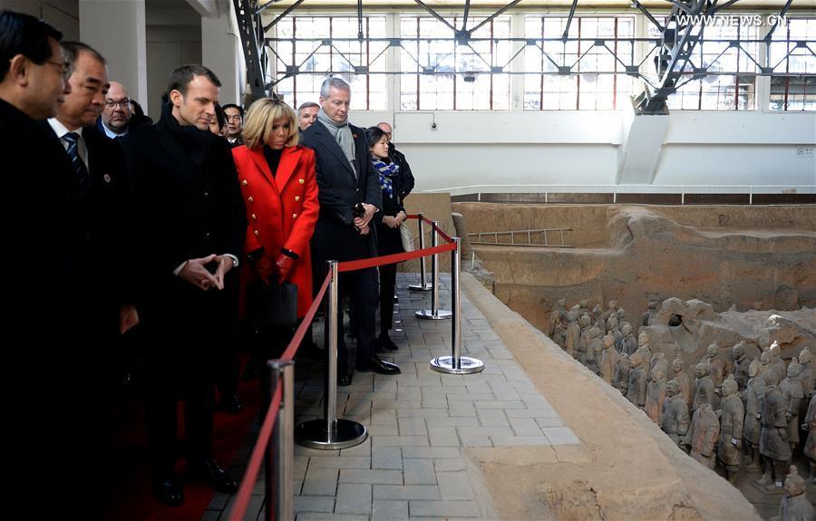 French President visits historical sites in Xi'an(1/4)