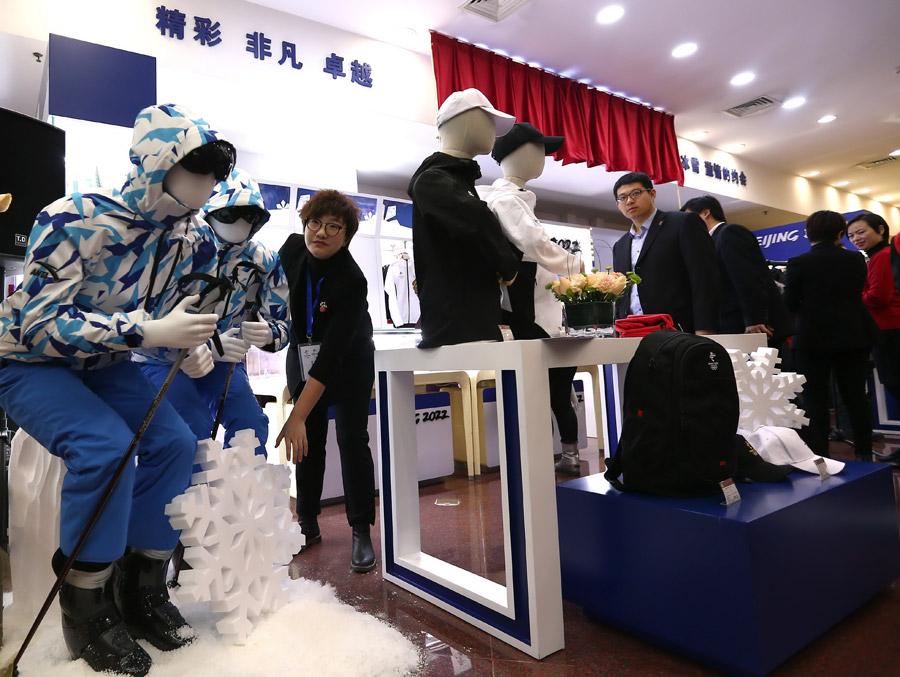 Shops begin selling 2022 memorabilia(1/3)