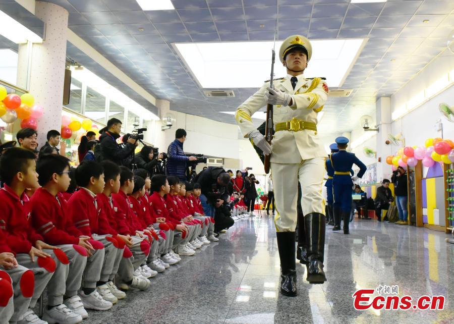 Care from PLA Hong Kong Garrison soldiers to children(1/5)